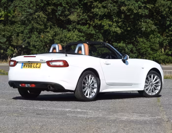 Fiat 124 Spider [UK-spec] (348) '2016–18