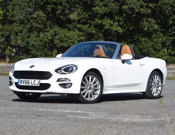Fiat 124 Spider [UK-spec] (348) '2016–18