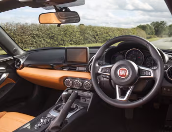 内饰 Fiat 124 Spider [UK-spec] (348) '2016–18