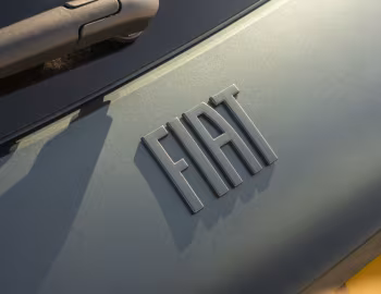Logotipo Fiat 500e Giorgio Armani Collector's Edition [UK-spec] (332) '2025