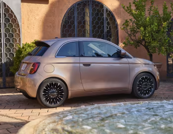 2024–pr. Fiat 500e Inspired By Beauty [North America] (332) '2024–pr.