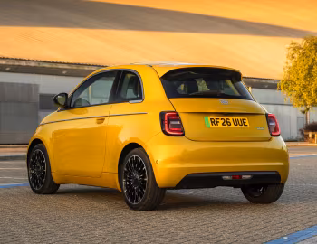 Fiat 500e La Prima [UK-spec] (332) '2025–至今