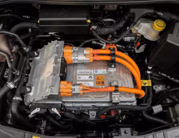 Bajo el capó Fiat 500e La Prima [Australia] (332) '2023–pr.
