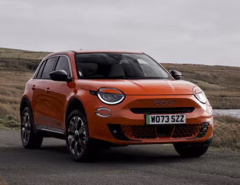 Fiat 600e La Prima [UK-spec] (365) '2024–pr.