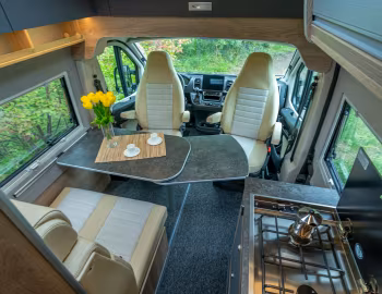 Interior 2022–24 la strada Avanti C '2021–24