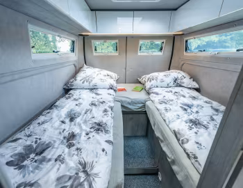 Interior 2023–24 la strada Avanti EB '2022–24