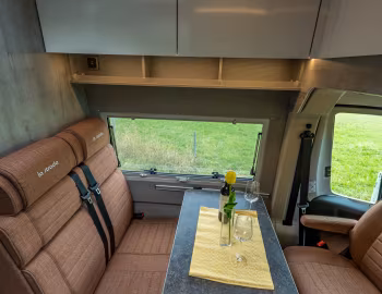 Interior 2023–24 la strada Avanti EB '2022–24
