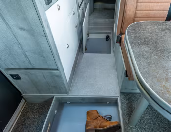 Interior 2023–24 la strada Avanti EB '2022–24