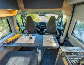 Interior 2022–24 la strada Avanti L '2021–24