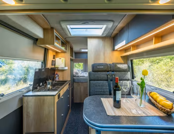 Interior 2022–24 la strada Avanti L '2021–24