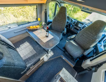 Interior 2022–24 la strada Avanti L '2021–24