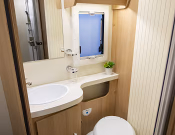 Interior 2020–pr. McLouis Fusion 367 [UK-spec] '2019–pr.