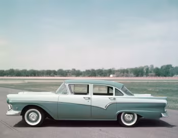1957 Ford Custom 300 Fordor Sedan (73B)