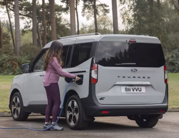 Ford E-Tourneo Courier Titanium [EU-spec] '2024–pr.