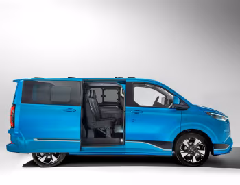 Ford E-Transit Custom Sport Double-Cab-in-Van [UK-spec] '2024–pr.
