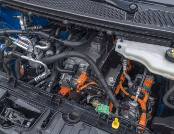 Bajo el capó Ford E-Transit Custom Sport Van [EU-spec] '2024–pr.