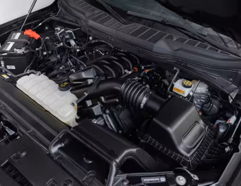 Bajo el capó Ford F-150 Lariat Black FX4 Off-road Package [Latam] '2024–pr.