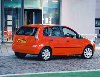 Ford Fiesta Ghia 5-door [UK-spec] '2002–05