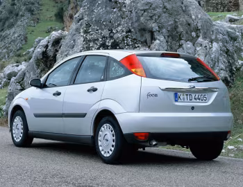 Ford Focus Ghia 5-door [Worldwide] (DBW) '1998–2001