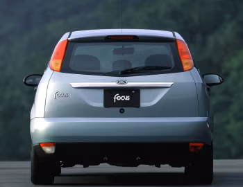 Ford Focus Ghia [Japan] (DBW) '03.2000–02.2002