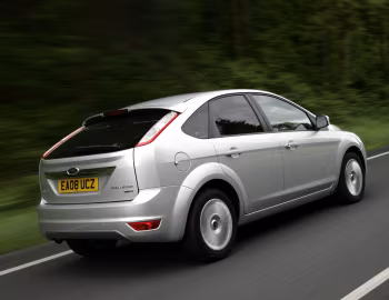 Ford Focus Titanium 5-door [UK-spec] (DA3) '2008–11