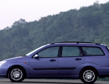 Ford Focus Wagon Ghia [Japan] (DNW) '03.2000–02.2002