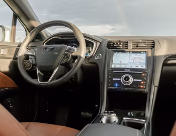 Интерьер 2019–20 Ford Fusion Energi [North America] '2018–20