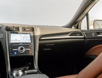Интерьер 2019–20 Ford Fusion Energi [North America] '2018–20
