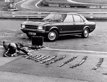 Ford Granada 4-door Saloon [UK-spec] '1972–74