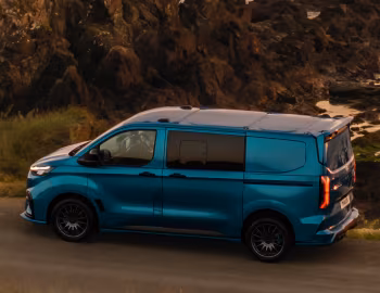 Ford E-Transit Custom MS-RT Double-Cab-in-Van L1 [UK-spec] '2024–pr.