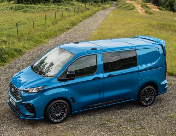 Ford E-Transit Custom MS-RT Double-Cab-in-Van L1 [UK-spec] '2024–pr.