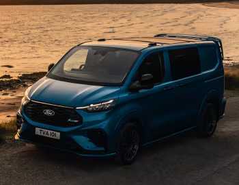 Ford E-Transit Custom MS-RT Double-Cab-in-Van L1 [UK-spec] '2024–pr.