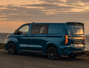 Ford E-Transit Custom MS-RT Double-Cab-in-Van L1 [UK-spec] '2024–pr.