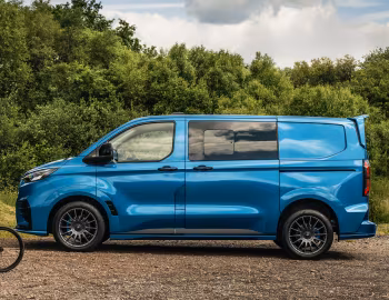 Ford E-Transit Custom MS-RT Double-Cab-in-Van L1 [UK-spec] '2024–pr.