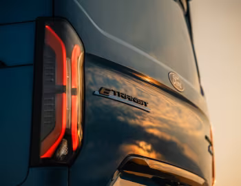 Ford E-Transit Custom MS-RT Double-Cab-in-Van L1 [UK-spec] '2024–pr.