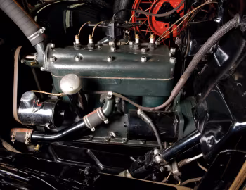 Bajo el capó 1932 Ford Model B Station Wagon (150)