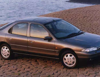Ford Mondeo Ghia 5-door [UK-spec] '1995–96