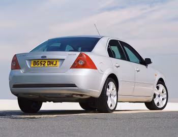 Ford Mondeo Zetec 4-door [UK-spec] '2000–03