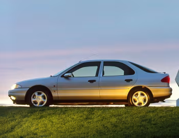 Ford Mondeo Ghia Hatchback [EU-spec] '1993–95