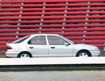 Ford Mondeo Ghia Hatchback [EU-spec] '1993–95