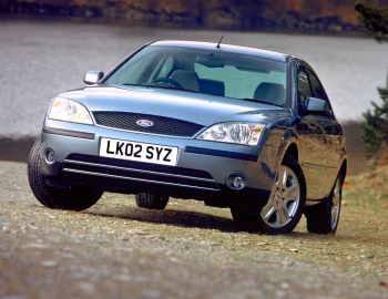 Ford Mondeo Ghia 4-door [UK-spec] '2000–03