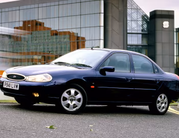 Ford Mondeo Ghia Saloon [UK-spec] '1996–2000