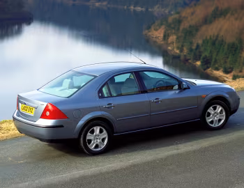 Ford Mondeo Ghia 4-door [UK-spec] '2000–03
