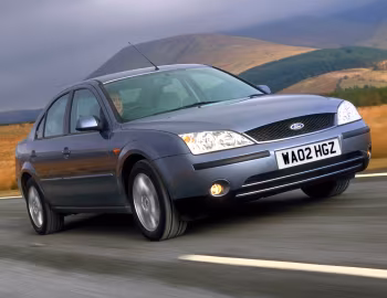 Ford Mondeo Ghia 4-door [UK-spec] '2000–03