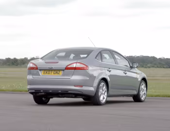 Ford Mondeo Ghia 4-door [UK-spec] '2007–10