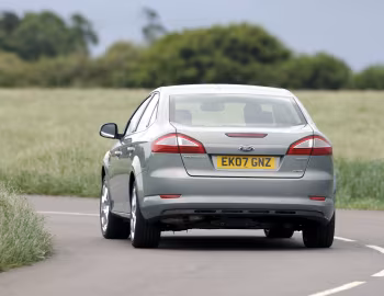 Ford Mondeo Ghia 4-door [UK-spec] '2007–10