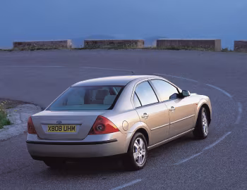 Ford Mondeo 4-door [UK-spec] '2000–03