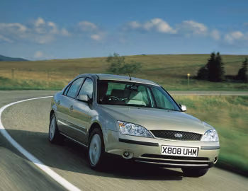 Ford Mondeo 4-door [UK-spec] '2000–03