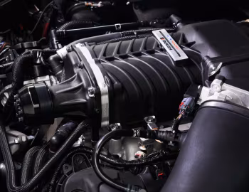 Bajo el capó 2016 Motoroso Ford Mustang GT Fastback '2015