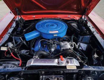 Bajo el capó 1966 Ford Mustang A-Code 289/225 HP Convertible (76A)